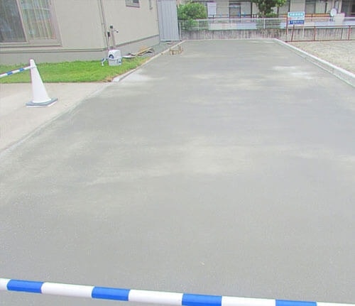 コンクリート駐車場の表面加工が済み養生期間