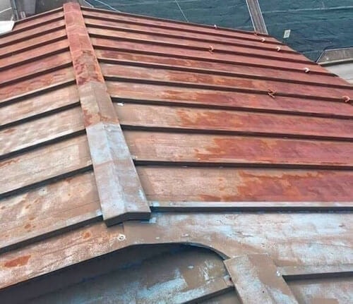 葺き直す前の劣化したトタン屋根