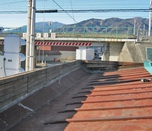 トタン屋根にカバー工法を施す前の下地処理