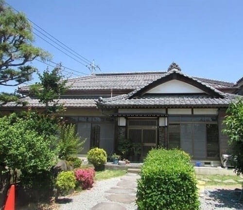 日本瓦の葺き替え前の家屋