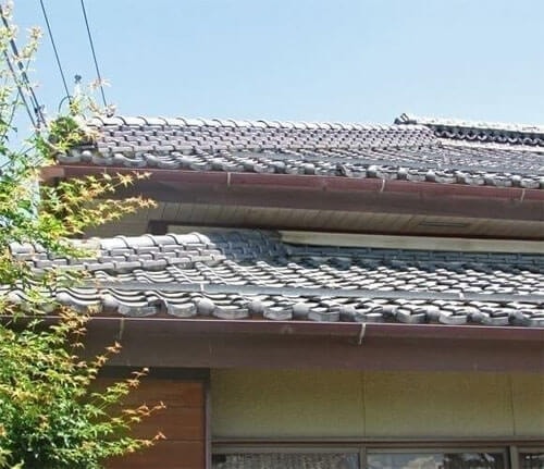 日本瓦が経年劣化した家屋の屋根