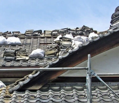 日本瓦の葺き替え工事で古い瓦を取る