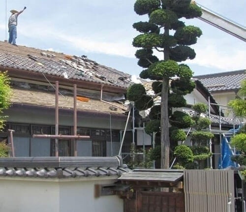 日本瓦の葺き替え工事で古い瓦を取る