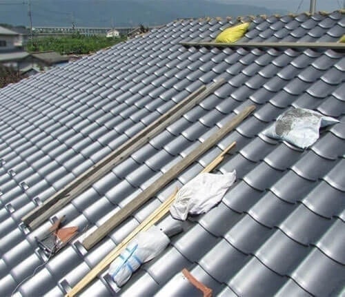新しい日本瓦を葺き直した屋根