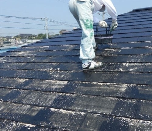 スレート屋根を職人が塗装