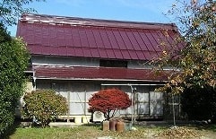 塗装されたトタン屋根