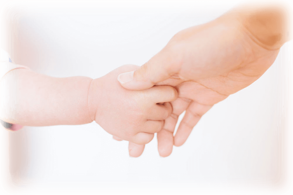 新型コロナ感染症対策、無光触媒エコキメラの安全性についてイメージ画（親と赤ちゃんの手）
