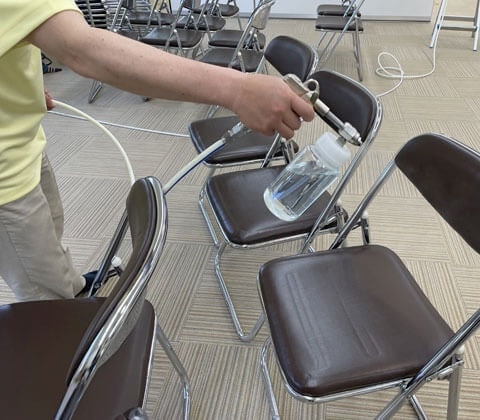 北杜市保健センターの抗菌施工_倉庫内のパイプ椅子（保険指導室）