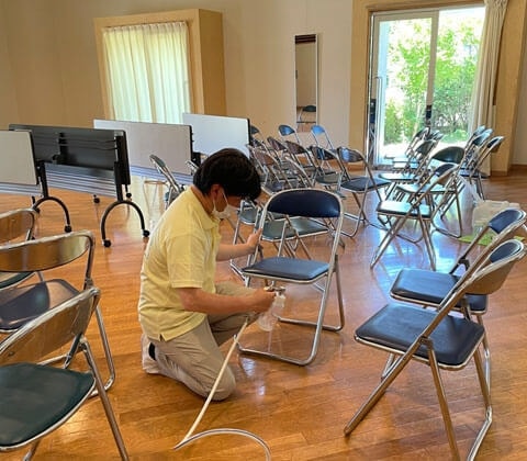 北杜市須玉ふれあい館展示スペースの無光触媒エコキメラ抗菌施工（パイプ椅子）