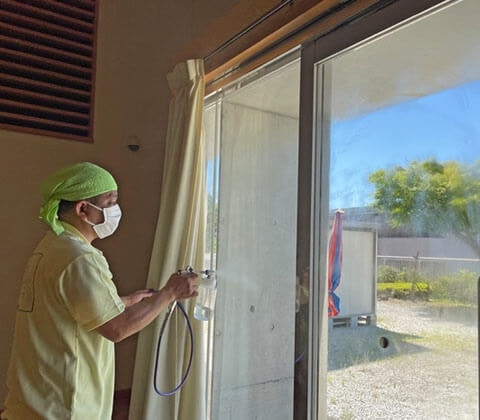 北杜市須玉ふれあい館展示スペースの無光触媒エコキメラ抗菌施工（窓ガラス）