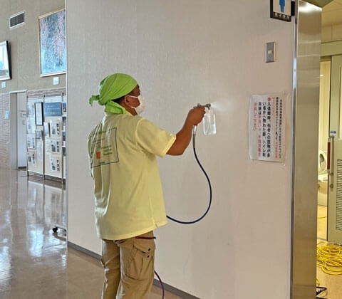 北杜市甲斐駒センターせせらぎの無光触媒エコキメラ抗菌施工（廊下壁）