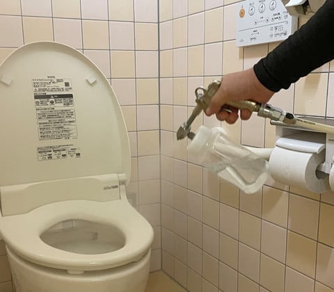 北杜市生涯学習センター小淵沢内トイレの無光触媒エコキメラ抗菌施工の様子