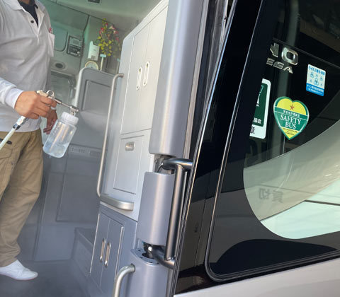 芦安観光タクシー様の無光触媒コーティング（大型バス内ドア）
