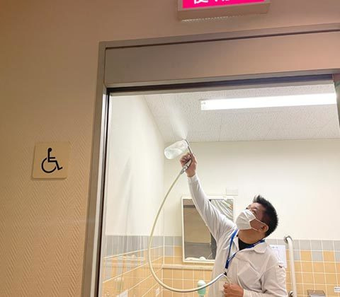 北杜市のA病院様の多目的トイレ内無光触媒コーティングの様子